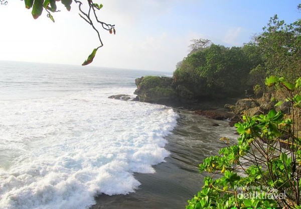 Syahdunya Pemandangan  Pantai  Batu Karas dari Atas Bukit