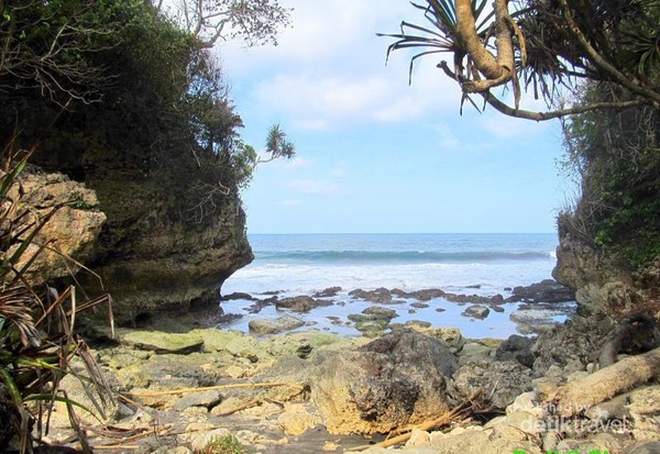 Syahdunya Pemandangan Pantai Batu Karas Dari Atas Bukit