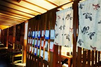 Di kawasan Melawai ada restoran Daitokyo Sakaba yang menawarkan menu otentik Jepang. Kesan Jepang sangat terlihat pada interior restoran dua lantai ini. Restoran punya kamar kecil yang terkesan private dan area bar.