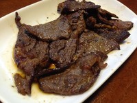 Kalbi terbuat dari irisan daging sapi dipotong tipis. Dagingnya terasa empuk dengan rasa gurih cenderung asin. Terasa cecapan baluran bumbu sederhana seperti lada dan soy sauce dalam daging.