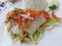 Ikan dori kukus dengan siraman sambal matah enak di santap dengan tumisan sayuran plus nasi hangat. Rasanya segar, pedas dan renyah. Semakin lengkap ditaburi dengan bawang goreng dan perasan jeruk limau.