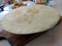 Nasi goreng panggang keju ditutup dengan lapisan kulit pie. Disajikan di atas talenan, panas-panas!