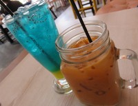 Aneka minuman dingin seperti teh tarik hingga kopi bisa Anda nikmati di sini.