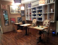 Kafe ini berlokasi di lantai lobby Eminence Tower 2, Dharmawangsa. Interior klasik dan romantis begitu terasa di Petit Paris-Lyon Cafe.