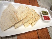 Kalau mau menu tak terlalu berat, quesadilla bisa jadi pilihan. Tortilla yang empuk diberi isian daging ayam dan keju. Pelengkapnya berupa guacamole dan salsa.