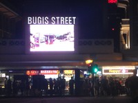 Cukup mudah menuju Bugis Street. Tinggal naik MRT dan turun di Stasiun Bugis, lalu berjalan keluar ke arah Bugis Junction. Dari sana, tinggal menyebrang jalan dan sudah terlihat tulisan Bugis Street (Afif/detikTravel)