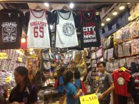 Ada banyak barang yang bisa Anda beli untuk keperluan pribadi atau oleh-oleh. Mulai dari gantungan kunci, kaos, sepatu, tas, makanan dan mainan semuanya lengkap! (Afif/detikTravel)