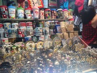 Banyak juga barang yang dibanderol dengan harga SGD 10 atau sekitar Rp 97 ribu sudah banyak dapat barang, seperti 3 jam tangan, 3 kaos, 3 boks cokelat berbentuk Pantung Merlion sebanyak 14 buah, bahkan 24 gantungan kunci (Afif/detikTravel)