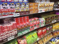 Kios-kios yang menjajakan aneka snack dan cokelat pun terdapat di Bugis Street. Silakan pilih yang Anda suka sesuai selera atau dibawa pulang untuk oleh-oleh (Afif/detikTravel)