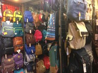 Kalau harga tas di Bugis Street dibanderol SGD 30 atau sekitar Rp 292 ribu. Tenang saja, kualitasnya terjamin! (Afif/detikTravel)