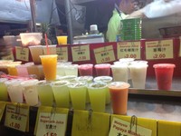 Jika merasa lapar dan dahaga, datangi saja kios-kios makanan. Harganya pun cukup bersahabat seperti cuma SGD 1 atau sekitar Rp 9.700 sudah dapat jus buah yang menyegarkan (Afif/detikTravel)