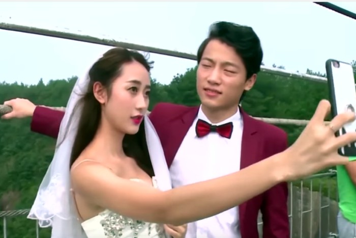 Ekstrem! Pasangan Ini Menikah Tergantung di Bawah Jembatan Kaca China