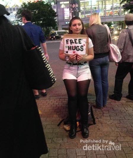 Pelukan gratis diberikan oleh gadis bule cantik ini bagi siapapun yang menginginkannya. Dia berdiri sepanjang malam di perempatan tersibuk, depan Stasiun Shibuya, Tokyo, Jepang. Pelukan gratis diberikan oleh gadis bule cantik ini bagi siapapun yang menginginkannya. Dia berdiri sepanjang malam di perempatan tersibuk, depan Stasiun Shibuya, Tokyo, Jepang.