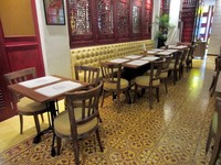Berlokasi di Dharmawangsa Square, interior Teras Dharmawangsa lantai 2 terasa hangat dan nyaman dengan sentuhan khas peranakan.