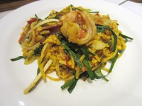 Mie goreng mamak tampil menggugah selera. Mie hokkian khas Malaysia ditumis bersama udang, cumi, dan bakso ikan. Tercecap rasa gurih soy sauce dalam paduan saus kari kacang di sajian ini.