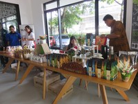 Para peserta bisa mengenal lebih banyak ragam teh Indonesia. Karena ada beberapa perusahaan teh yang membuka booth di sini seperti Walini, Banten Tea serta aneka jenis teh dari PT. Bukit Sari.