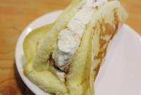 Marugoto Banana, dessert yang berada di peringkat 2 penjualan. Kue terdiri dari 1 buah pisang utuh berbalur fresh cream halus legit yang ditempatkan dalam sponge cake lembut. Bagian luar cake diberi selembar crepe tipis.