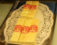 Cheese Stick, cocok bagi penikmat keju. Rasanya mirip dengan cheese cake namun lebih padat dan praktis dimakan. Di bagian bawah krim keju ada adonan halus tipis biskuit.