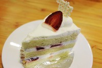 Strawberry Short Cake terdiri dari tiga lapisan sponge cake vanilla. Diantara sponge cake dan permukaan cake diberi baluran fresh cream manis dan selipan strawberry asam segar.