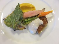 Peking Duck Basa Gede tampil menarik. Irisan bebek peking berbumbu basa gede diberi pelengkap puree ubi manis, keripik daun bayam, wortel panggang, labu panggang, dan foie gras bersaus sirsak.