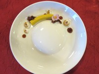 Sajian penutup bernama Sambiki ini dibuat dari labu. Teksturnya foamy dan lembut dengan cita rasa manis. Makin enak disantap dengan saus gula merah, biji labu yang dikaramelisasi, dan meringue yang lembut.
