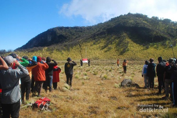 Memaknai Hari Kemerdekaan Lewat Upacara di Gunung Lawu