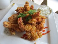 Dari deretan hidangan pembuka ada Flavoured Breaded Prawn yang patut dicoba. Berupa udang goreng tepung yang renyah gurih dengan cocolan mayonnaise. Sedap!
