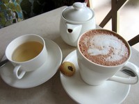 Santap mengenyangkan bisa ditutup dengan Hot Chocolate dan Jasmine Tea. Rasanya yang menyegarkan membuat tubuh lebih rileks.