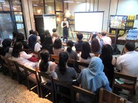 Bertempat di Chocolate Factory Pipiltin Cocoa di kawasan Barito, sebanyak 30 peserta serius mendengar penjelasan tentang cokelat.