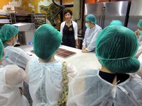 Bertempat di Chocolate Factory Pipiltin Cocoa di kawasan Barito, sebanyak 30 peserta serius mendengar penjelasan tentang cokelat.