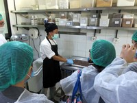 Proses pemanggangan biji kakao ditujukan untuk meningkatkan cita rasa cokelat yang sebelumnya sudah terbentuk saat proses fermentasi.
