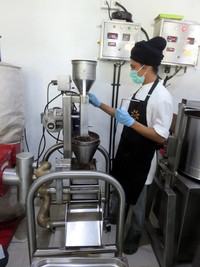 Proses berlanjut ke mesin winnowing dimana biji kakao dipisahkan otomatis dari kulitnya.