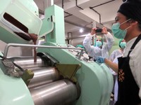Biji kakao kemudian dimasukkan ke dalam mesin grinding untuk dihaluskan hingga berbentuk cair tepatnya berukuran 25 mikron. Setelah itu dicampurkan (mixing) dengan bahan gula dan bubuk susu.