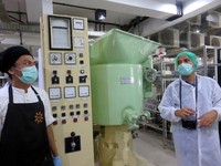Proses conching merupakan proses terakhir di ruangan Chocolate Maker. Selama 72 jam cokelat diaduk untuk menguapkan rasa asamnya.