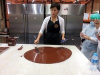 Di ruangan Chocolatier, cokelat melewati proses tempering untuk menstabilkan lemak cokelatnya.