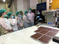 Cokelat lalu dicetak (molding) dalam ukuran 50 gram dan 100 gram.
