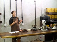 Chef Grace Dharmawan dari Salzzucker menunjukkan cara membuat Tabanan Chocolate & Pear dan Cocoa Nibs Sandwich Cookies.