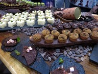 Dalam Chocolate Tasting Table, tim Pipiltin Cocoa sudah menyiapkan single origin chocolate, mini sandwich, praline, cookies, dan aneka small bites cokelat yang bisa dicicip sepuasnya.