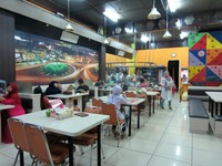 Lapan Duobelas berlokasi di Jalan Margonda Raya. Ruangannya luas sehingga cocok untuk santap bersama keluarga.