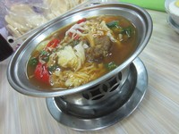 Seporsi pindang iga berisi potongan iga empuk dengan isian kol, cabai, dan bawang bombay. Kuahnya terasa asam segar karena pemakaian asam Jawa. Slurrpp!