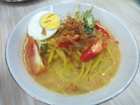 Kalau suka mie gurih dengan cita rasa ebi, mie celor wajib dicoba. Mie kuning yang lembut mulur diberi isian telur rebus, jeruk nipis, tomat, cabai, tauge, dan cacahan udang.