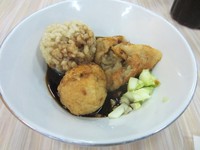 Tak lengkap menyantap hidangan Palembang tanpa pempek. Selain adaan, di sini ada pempek pistel isi pepaya muda dan pempek kalasan kerupuk yang renyah garing.
