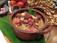 Tongseng Pondok Sate Kambing Muda Pejompongan racikan Pak Sukatni memakai sate kambing muda untuk tongseng. Teksturnya empuk karena tambahan nanas.