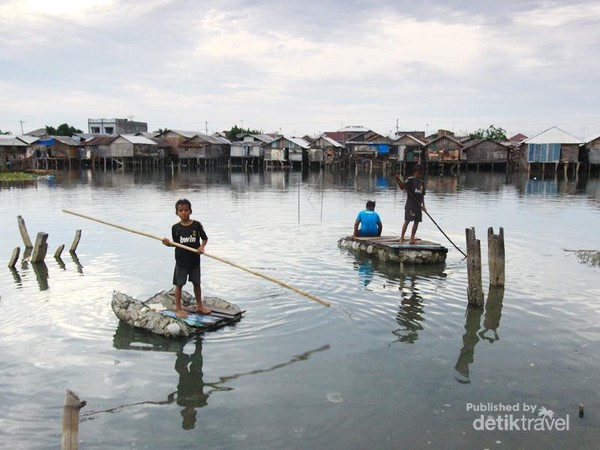 Anak-anak di Desa Pusong, Kota Lhokseumawe, Aceh sangat kreatif. Mereka membuat rakit dari syrofoam bekas untuk bermain di sekitar tempat tinggalnya. Anak-anak di Desa Pusong, Kota Lhokseumawe, Aceh sangat kreatif. Mereka membuat rakit dari syrofoam bekas untuk bermain di sekitar tempat tinggalnya.