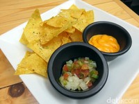 Chips and Dips berisi tortilla jagung dengan saus keju dan salsa. Gurihnya tortilla berpadu enak dengan kedua jenis saus.