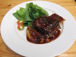 Nyamm! Enaknya Iga Panggang Berlumur Saus BBQ yang Empuk Gurih