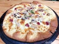 Pencinta pizza bisa puaskan selera dengan De-constructed Chicken Cordon Bleu. Pizza thin crust diberi topping fillet dada ayam panggang, beef bacon, jamur, keju leleh, dan saus keju.