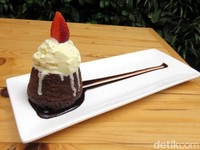 Choco Lava sebaiknya tak dilewatkan. Paduan cake cokelat hangat dengan lelehan cokelat dan saus strawberry begitu nikmat.
