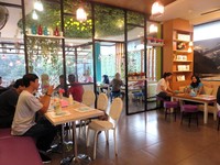 Boogie Bogor ada di kawasan Pajajaran. Tempat ini kerap dipadati anak muda yang mencari tempat makan yang suasananya Instagram-able.