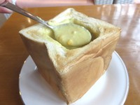 Kalau mau hangatkan badan, Sweet Corn Soup in Toast bisa jadi pilihan. Sup krim jagung manis dalam roti tawar ini terasa gurih enak.